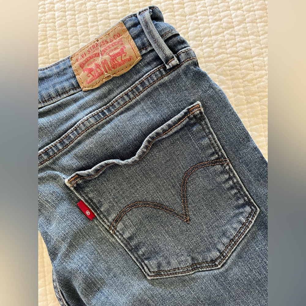 Levi's Classic Blue Jeans with Red Tag